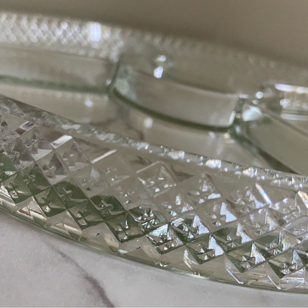 Diamond cut pattern edge glass divided serving tray - Picture 7 of 11